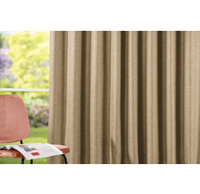 Dekoschals aus Stoff vor einem Fenster