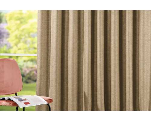 Dekoschals aus Stoff vor einem Fenster