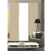 Wohnzimmer mit Schiebegardinen, Sofa, Stehlampe und Couchtisch