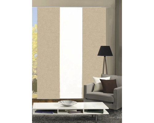 Wohnzimmer mit Schiebegardinen, Sofa, Stehlampe und Couchtisch