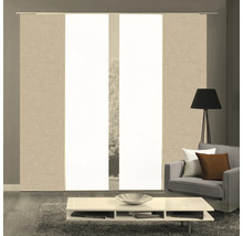 Wohnzimmer mit Flächenvorhängen, Lampe, Sessel und Tisch