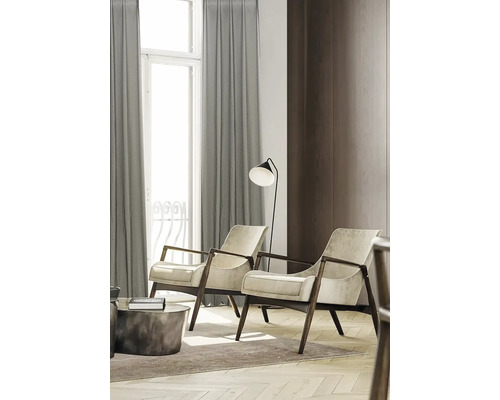 Wohnzimmer mit zwei Sesseln, Stehlampe und Vorhängen.