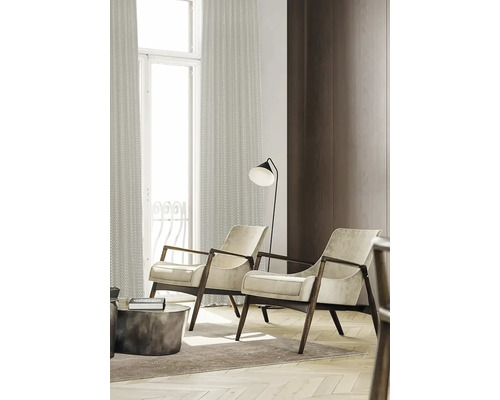 Zwei Sessel mit Holzrahmen, Stehlampe und Vorhänge in einem Wohnzimmer.