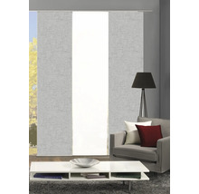 Wohnzimmer mit Schiebegardinen und Couch