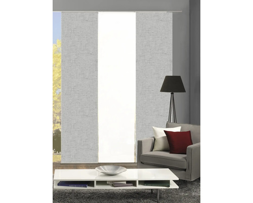 Wohnzimmer mit Schiebegardinen und Couch