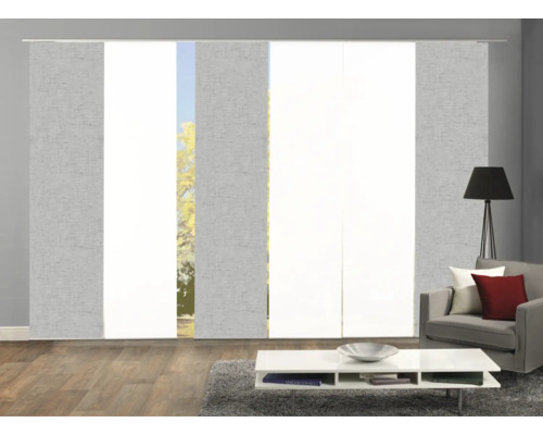 Wohnzimmer mit Schiebegardinen zur Fensterdekoration