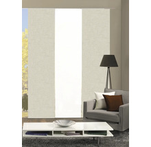 Wohnzimmer mit Schiebegardine, Sessel, Stehlampe und Couchtisch