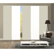 Wohnzimmer mit Schiebegardinen zur Fensterdekoration