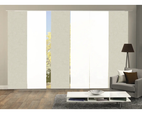Wohnzimmer mit Schiebegardinen zur Fensterdekoration