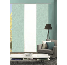 Wohnzimmer mit Schiebevorhängen, Sessel, Lampe und Tisch