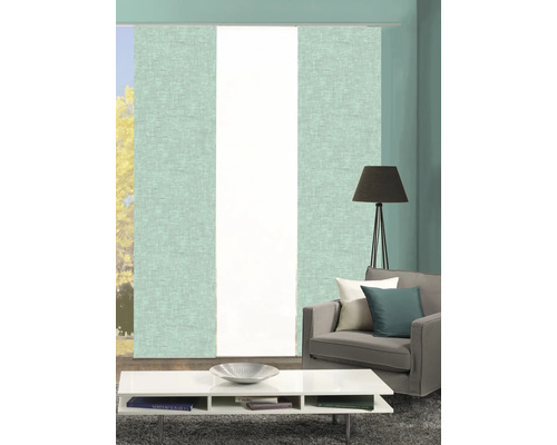 Wohnzimmer mit Schiebevorhängen, Sessel, Lampe und Tisch