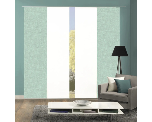 Wohnzimmer mit Schiebegardinen an der Fensterfront