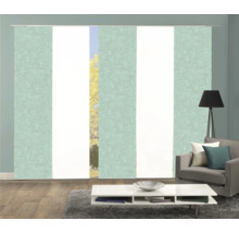 Wohnzimmer mit Schiebegardinen an der Fensterfront