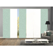 Wohnzimmer mit Schiebegardinen an der Fensterfront