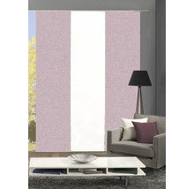 Wohnzimmer mit Flächenvorhängen, Couch und Tisch.