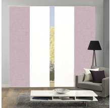 Wohnraum mit Schiebegardinen und Einrichtung