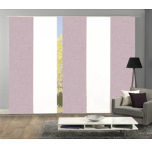 Schiebegardinen im Wohnzimmer mit Sofa und Tisch