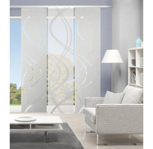 Wohnzimmer mit Schiebevorhang mit Wellenmuster vor dem Fenster.