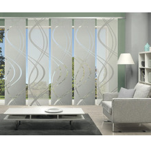 Wohnzimmer mit Schiebegardinen mit Wellenmuster vor einem Fenster