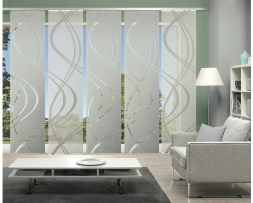 Wohnzimmer mit Schiebegardinen mit Wellenmuster vor einem Fenster