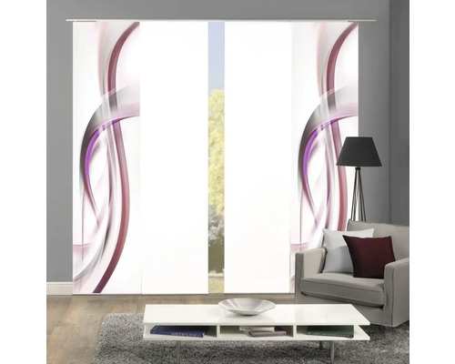 Schiebegardinen mit abstraktem Muster in einem Wohnzimmer