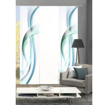 Wohnzimmer mit Schiebegardinen mit Wellenmuster, Couch und Tisch