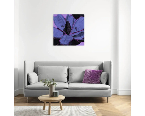 Dekoratives Wandbild mit Blumenmotiv über einem Sofa in einem Wohnzimmer