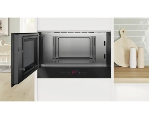 Miele Mikrowelle mit geöffneter Tür in einer modernen Küche