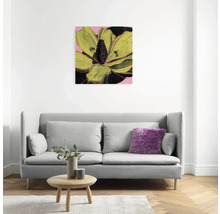 Dekoratives Wandbild mit Blumenmotiv über einem grauen Sofa