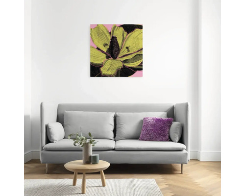 Dekoratives Wandbild mit Blumenmotiv über einem grauen Sofa