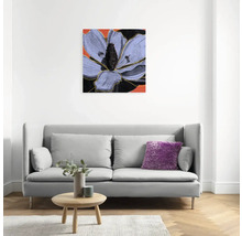 Dekoratives Bild mit Blumenmotiv über einem Sofa