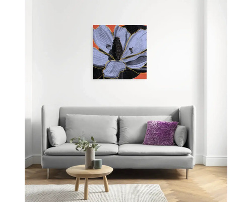 Dekoratives Bild mit Blumenmotiv über einem Sofa