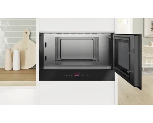 Einbau Mikrowelle mit geöffneter Tür in einer modernen Küche.