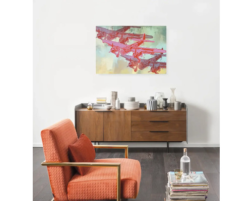Wohnzimmer mit Sessel, Sideboard und Leinwanddruck mit Flugzeugmotiv