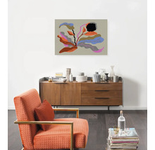 Wohnzimmer mit Kommode, Sessel und abstrakter Wandkunst