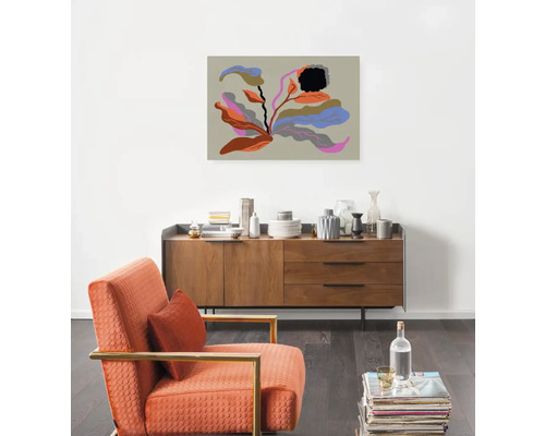 Wohnzimmer mit Kommode, Sessel und abstrakter Wandkunst