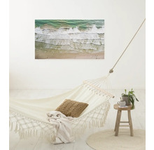 Helles Zimmer mit Hängematte, Beistelltisch und Wandbild mit Strandmotiv