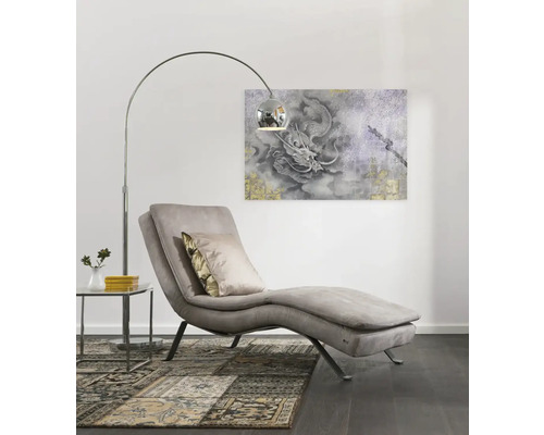 Wohnzimmer mit Liege, Stehlampe und Wandbild