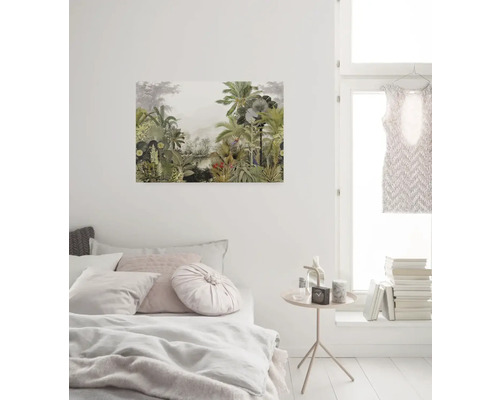 Schlafzimmer mit Bett und Wandbild mit Dschungelmotiv