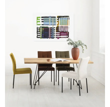 Esstisch mit Stühlen und abstrakter Kunst in hellem Raum