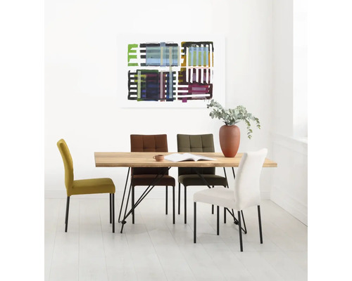 Esstisch mit Stühlen und abstrakter Kunst in hellem Raum