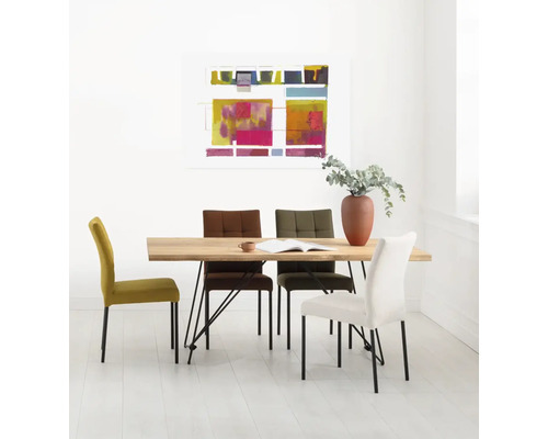 Esszimmer mit Holztisch und vier Stühlen mit unterschiedlichen Farben