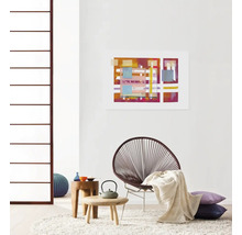 Wohnzimmer mit Stuhl, Teppich, Beistelltischen und Kunstwerk