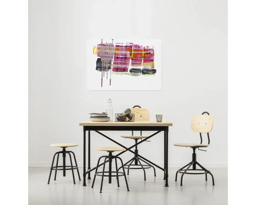 Esszimmer mit Tisch, Stühlen und abstraktem Wandbild für eine helle und organisierte Atmosphäre