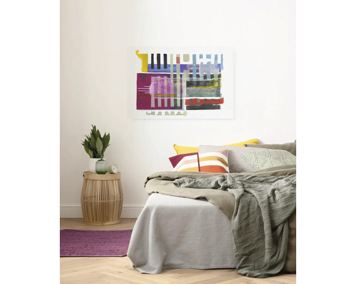 Helles Schlafzimmer mit Bett, Kissen, Überwurf, Beistelltisch und abstrakter Kunst an der Wand