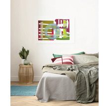 Schlafzimmer mit Bett, Nachttisch und abstraktem Kunstwerk an der Wand