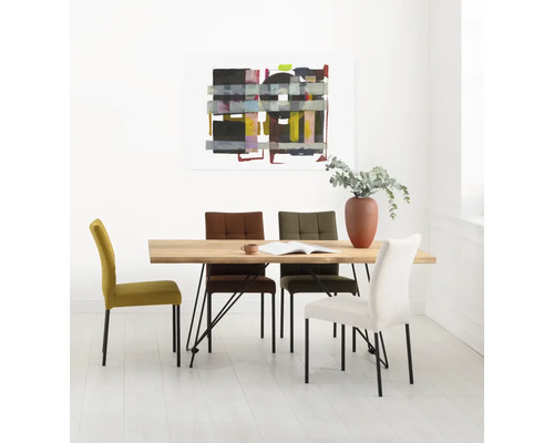 Esszimmer mit Holztisch, vier Stühlen und einem Gemälde an der Wand.