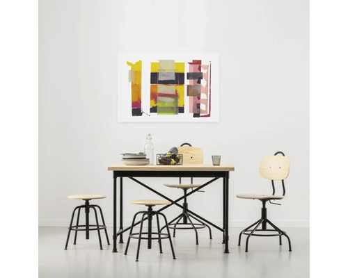 Esstisch mit Hockern und Stuhl vor einem Wandbild