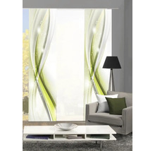 Wohnzimmer mit Schiebegardinen, Sofa, Stehlampe und Tisch