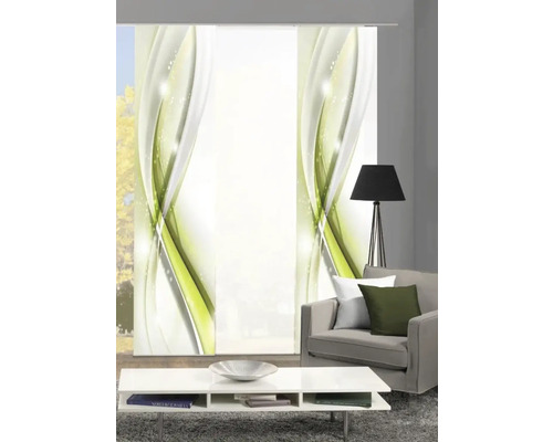 Wohnzimmer mit Schiebegardinen, Sofa, Stehlampe und Tisch